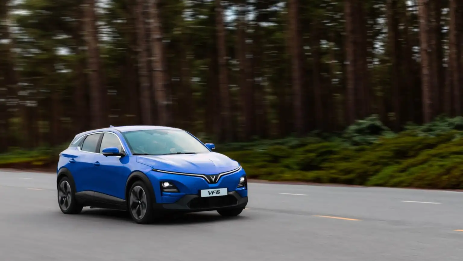 VF6 Lifestyle 02 scaled 1 1536x866 1